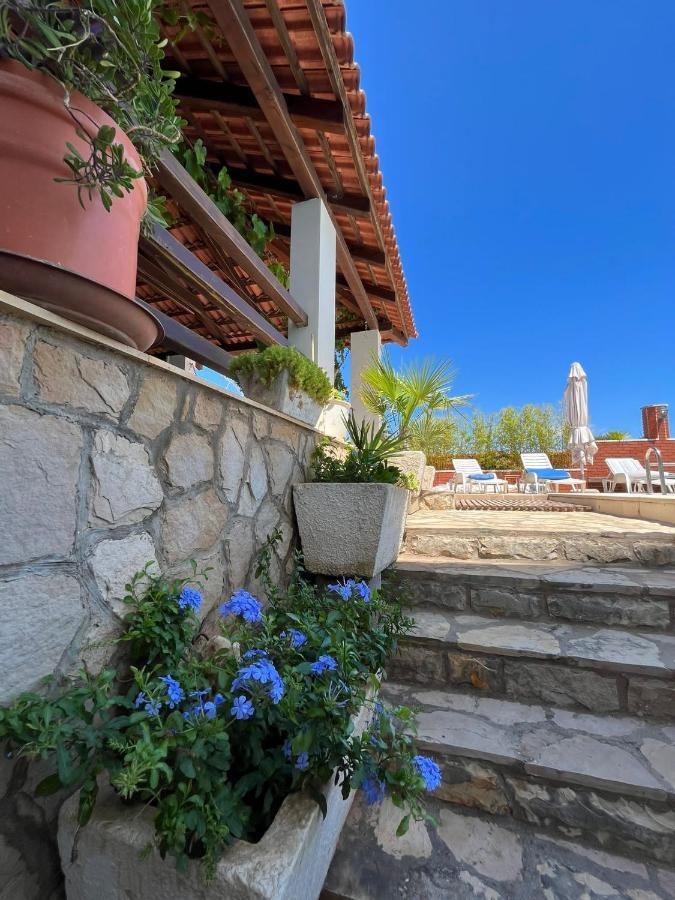Apartman Gorana With Swimming Pool Jelsa  Esterno foto